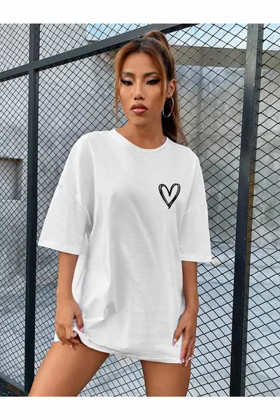 قميص نسائي كبير الحجم بطباعة قلب صغير