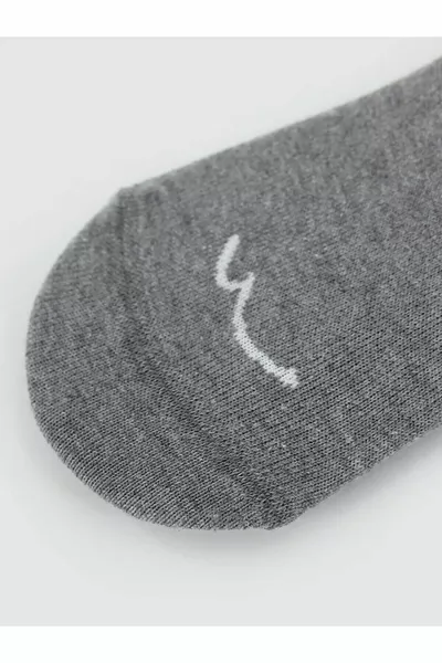 جوارب رجالية رمادية مكتوب عليها 