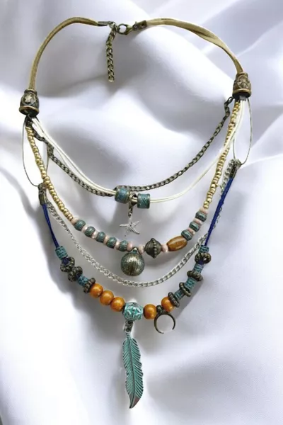 Ethnische Boho-Feder-Halbmond Mehrfach-Design Halskette