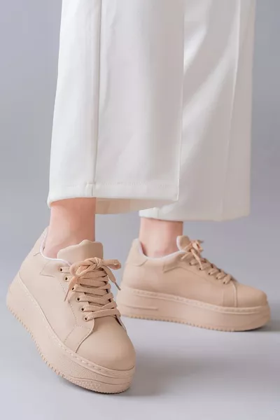 حذاء رياضي نسائي بكعب مرتفع ورباط - بيج