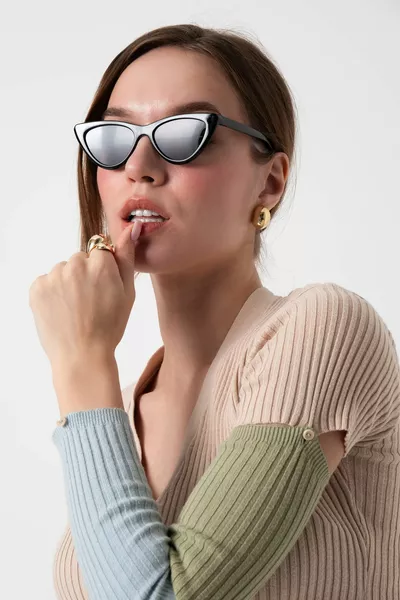 St Tropez Nights Schwarze Dreieck Damen Sonnenbrille -- Breite