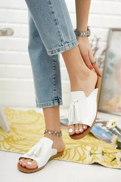 Женские белые тапочки с бахромой