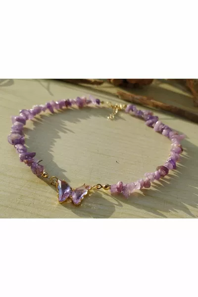 Amulettkette aus Amethyst mit Glühschmetterling und natürlichem gebrochenem Stein