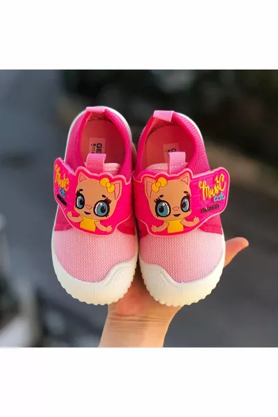 حذاء روضة للأطفال بفو محشوة، نعل ناعم غير قابل للانزلاق، وحذاء رياضي برباط لاصق للروضة