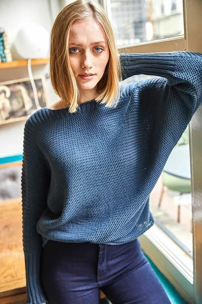 Maglione a maglia a nido d'ape dettagliato manica indaco da donna 