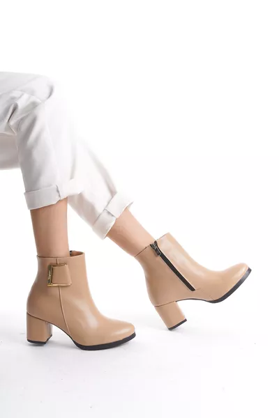 حذاء نسائي قصير بكعب وتفاصيل مشبك من الجلد العاري أتينة