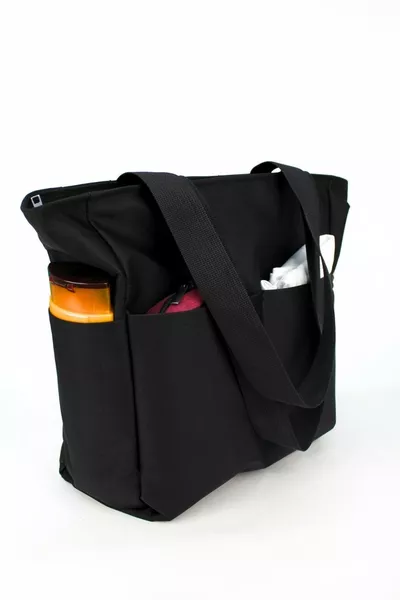 Спортна черна чанта с голямо отделение и дълга дръжка...