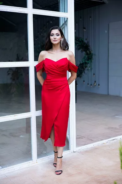 الأحمر انخفض الكتف المتوسطة الساتان مساء اللباس