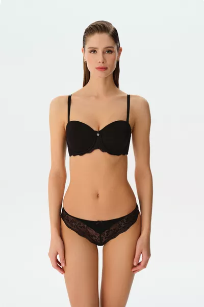 صدرية بدون حمالات من الدانتيل من ليندا