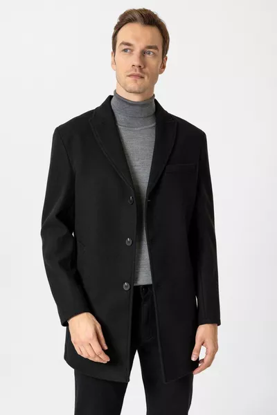 Cappotto da uomo nero con collo a punta dritto e taglio comodo stile cavallerizzo