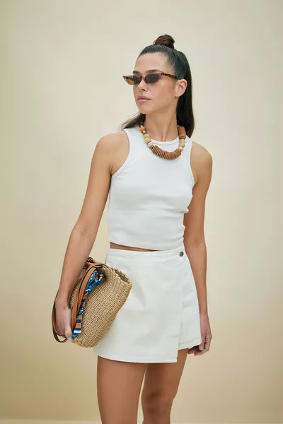 Приталенный топ на бретелях с воротником-хомут из рибаны sm