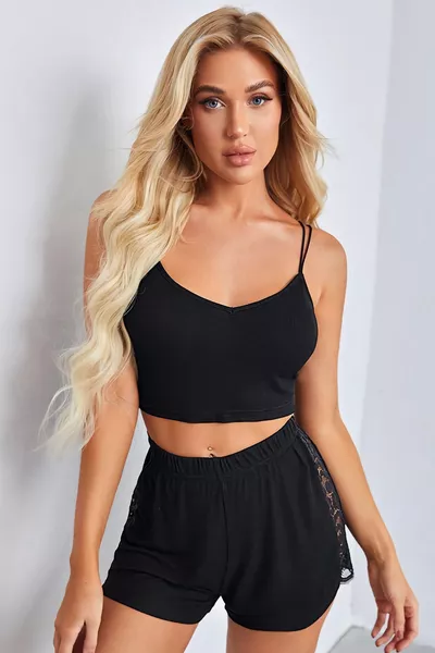 Ensemble de nuit pour femme avec short à double rangée et fines élastiques, côtés et dos en dentelle noire