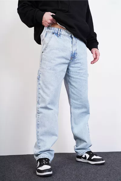 Baggy jeans met riemdetail aan de achterkant