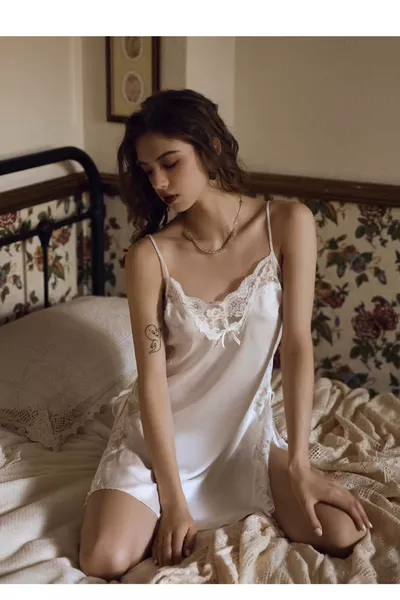 Nuisette en satin avec détails de laçage