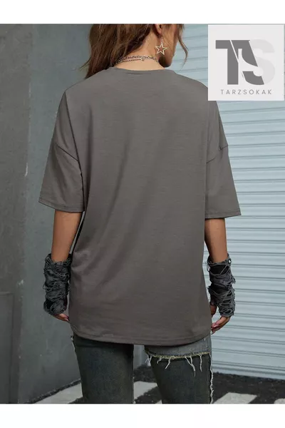 T-shirt Graffiti Grunge Punk con Teschio e Spalle a Goccia