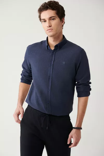 قميص رجالي أزرق كحلي بياقة بأزرار % قطن، قياس عادي 