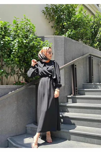 فستان أسود من كريب بياقة بيبي