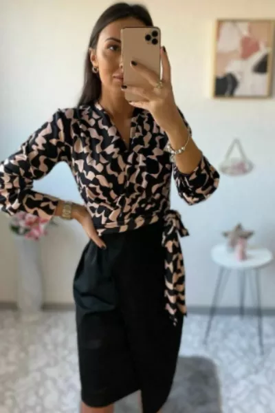 فستان نسائي من الساتان مع ياقة متقاطعة بأكمام طويلة وتفاصيل ربطة وشم رقمي