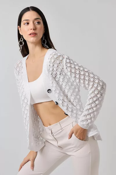 Damen Strickjacke mit Knöpfen und weißem Ajourmuster für die Saison