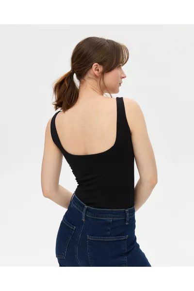 Schwarzes Damen-Top aus Bio-Baumwolle mit eingearbeitetem BH und tiefem Rückenausschnitt, breiten Trägern