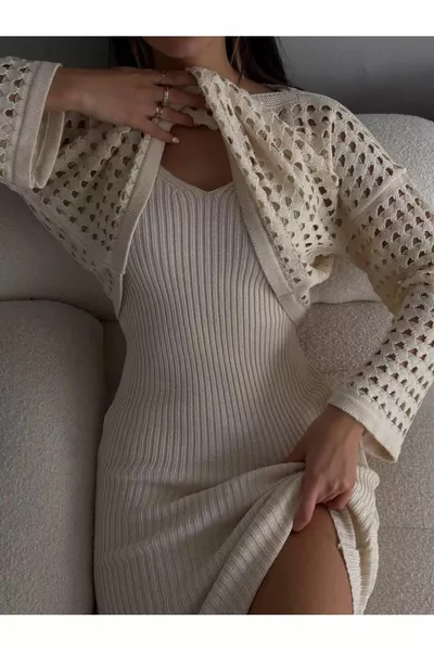 Вязаное платье-свитер с дырками