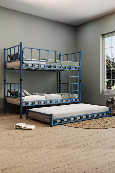 غرفة أطفال صغيرة بزهر الزنبق سرير بطابقين وسرير معدن باللون الأزرق الداكن