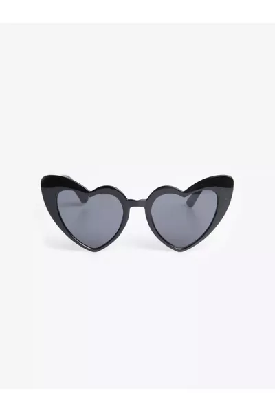 نظارات شمسية على شكل قلب