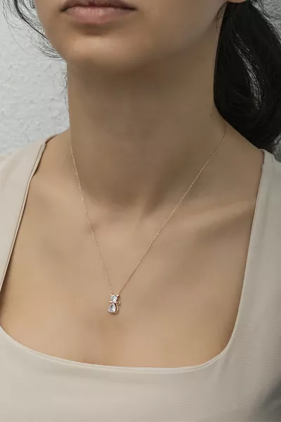 قلادة قط مرصعة بأحجار الزركون باللون الفضي الأبيض