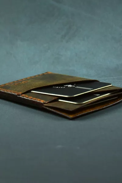 Porta carte in pelle artigianale minimale marrone chiaro a 4 scomparti