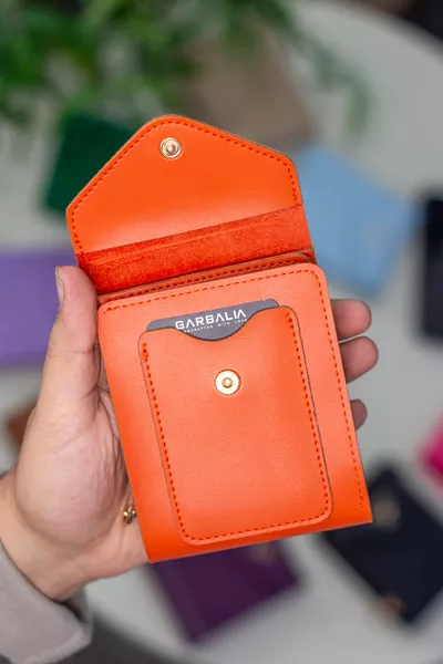 Оранжев дамски портфейл с отделение за монети с цип, място за многобройни карти, от веган кожа Перу