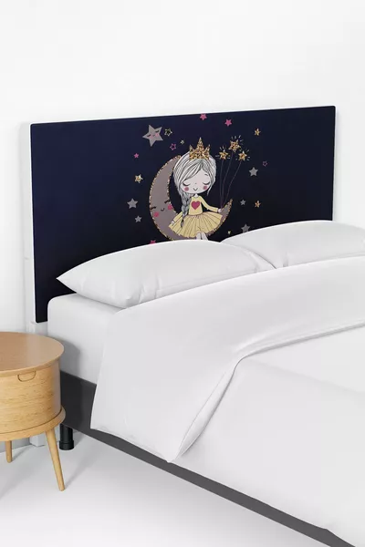 Възглавница за легло с табла за детска стая на момиче, седящо на тъмносиня Луна