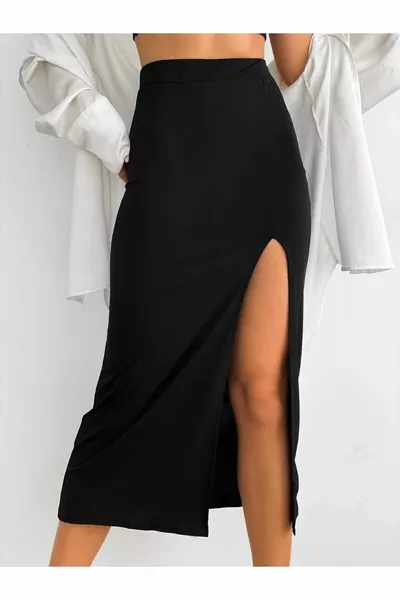 تنورة سوداء عالية الخصر جدًا من قماش ساندى مرنة بالكامل بشق طول  سم