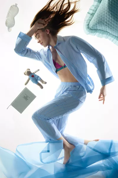 طقم بيجاما ميلا قميص وبنطال مخطط أزرق فاتح