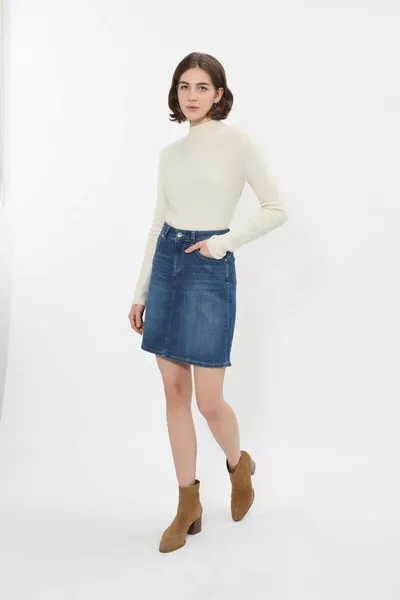 تنورة جينز نسائية زرقاء بيضاء فوق الركبة