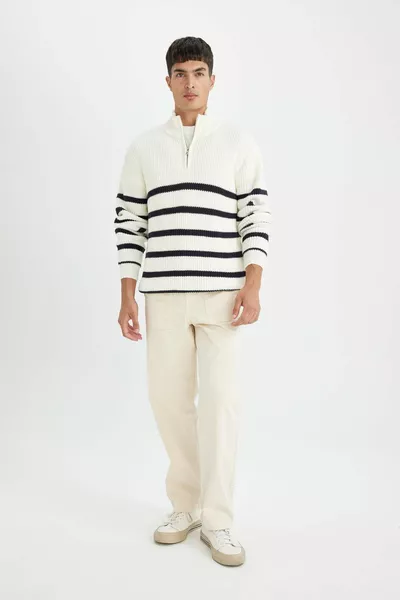 كنزة صوف مخططة بياقة عالية على شكل عامودي بسحّاب نصفية، قصّة عادية WN