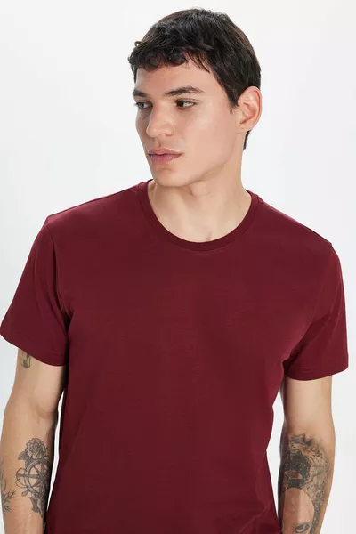 Унисекс футболка облегающего кроя из % хлопка, мягкая текстура, бордового цвета, с круглым вырезом