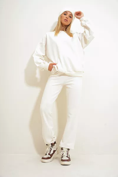 طقم رياضي نسائي بلون كريمي برقبة دائرية وخصر وأطراف أرجل مطاطية من نوع قماش مزدوج أساسي 