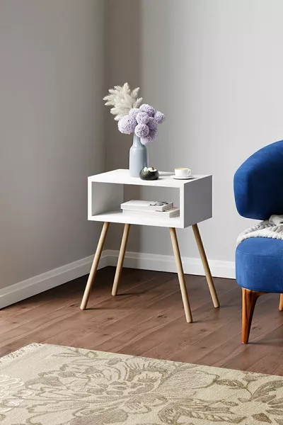 طاولة جانبية خشبية بأرجل ورفوف - أبيض