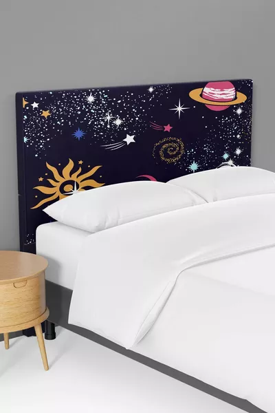 غطاء رأس سرير مع قاعدة سرير لغرفة أطفال بنقشة كواكب المجرّة 