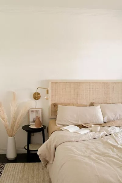 لوح رأس السرير من الخشب والخوص الطبيعي