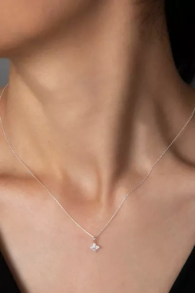قلادة نسائية من الفضة الإسترلينية  بتصميم بسيط