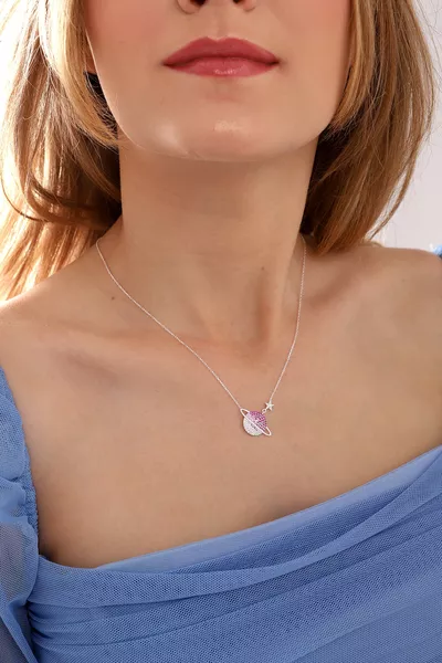 قلادة نموذج كوكب بحجر أحمر مع سلسلة فضية وتدرج لوني