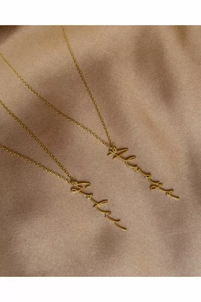 Колие с трендова висулка с вертикално име