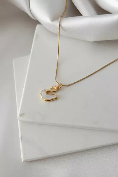 Collier féminin élégant en acier conçu avec un cygne plaqué or et une chaîne en acier