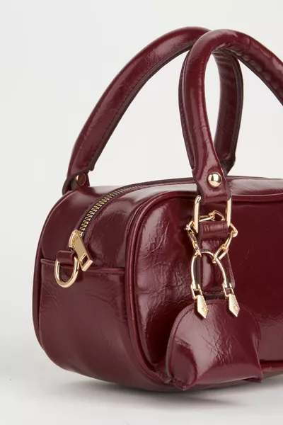 حقيبة نسائية لالي بورغندي بتفاصيل تشارم، مصنوعة من الجلد المصقول، بسحّاب للإغلاق، حقيبة يد وكتف