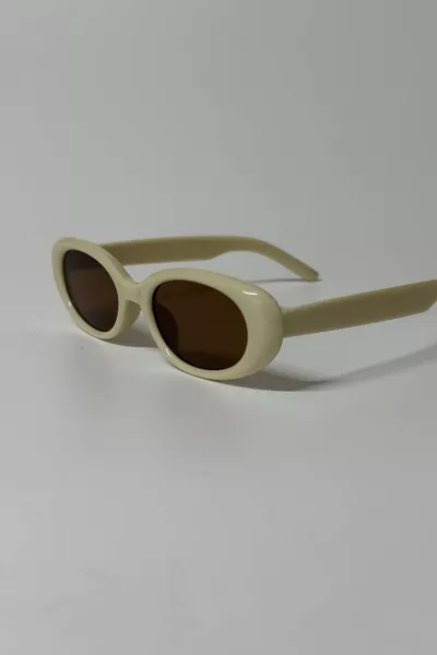 نظارات شمسية بيضاوية كات آي عتيقة باللون الكريم