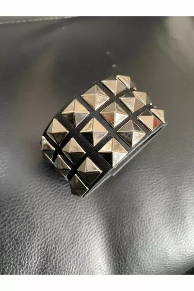 4.cm Üç Sıralı Piramit Gothic Metalci Bileklik .cm