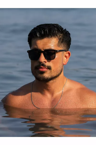 Occhiali da sole unisex con vetro nero e montatura nera 