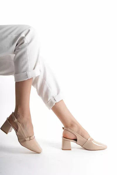 المرأة مشبك الجبهة مفصلة حادة اصبع القدم مفتوحة الظهر منتصف كتلة الكعب