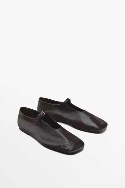 حذاء مسطح ناعم مع أبازيم